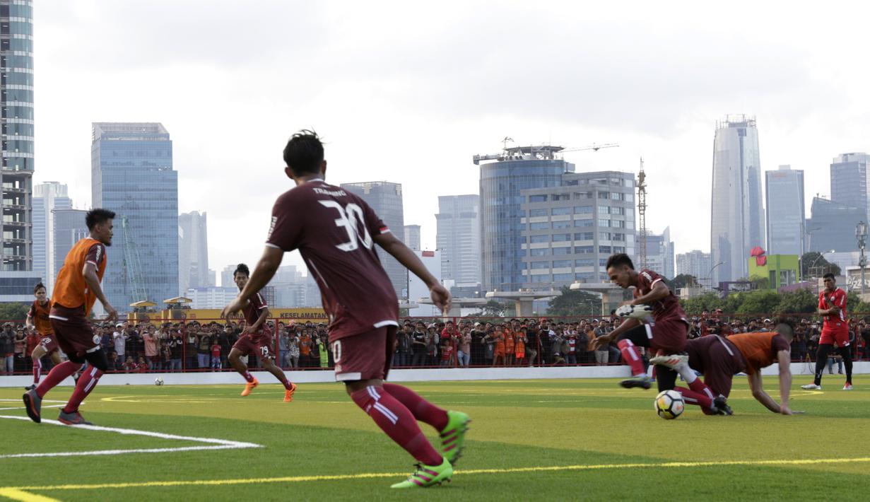 Pemain Persija Jakarta saat latihan di Lapangan Aldiron, Jakarta, Senin (7/1). Sebanyak 29 pemain sudah bergabung dalam latihan perdana tersebut. (Bola.com/M Iqbal Ichsan)