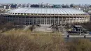 Pemandangan Luzhniki Stadium di Moskow, Rusia, Senin (23/4). Stadion yang dibangun sejak 1956 ini akan menjadi lokasi upacara pembukaan dan penutupan piala dunia 2018. (AP Photo/Pavel Golovkin)