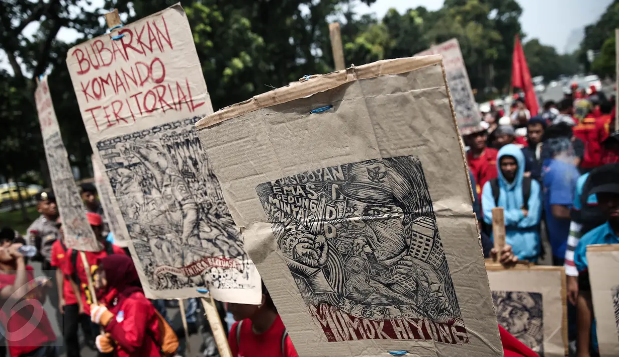 Massa membawa poster saat long march menuju Istana Negara dalam Aksi Nasional Gema Demokrasi di Jakarta, Sabtu (21/5). Aksi Nasional Gema Demokrasi ini untuk memperingati 18 Tahun Reformasi yang jatuh pada 21 Mei.(Liputan6.com/Faizal Fanani)