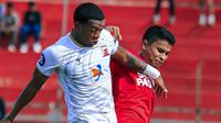 Winger Madura United, Brayan Angulo ditempel dengan ketat oleh pemain sayap Semen Padang, Irkham Zahrul Mila dalam laga pekan ke-31 BRI Liga 1 2024/2025 di Stadion H. Agus Salim, Padang, Minggu (4/5/2025). (Dok. Semen Padang).