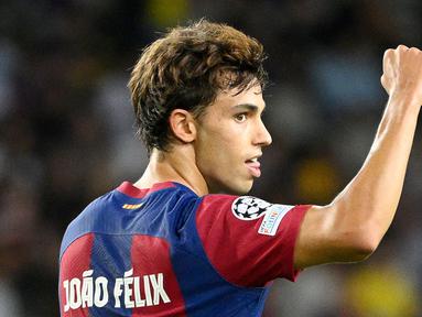 Pemain Barcelona Joao Felix, melakukan selebrasi setelah mencetak gol ke gawang Antwerp FC pada laga Liga Champions di Estadio Olimpico Lluis Companys, Barcelona, Rabu (20/9/2023). Barca menang lima gol tanpa balas. (AFP/Josep Lago)