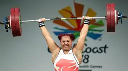 Emily Campbell dari Inggris menangkat beban saat berkompetisi dalam clean and jerk angkat besi + 90kg selama Commonwealth Games 2018 di Carrara Sports Arena di Gold Coast, Australia (9/4). (AP Photo / Mark Schiefelbein)