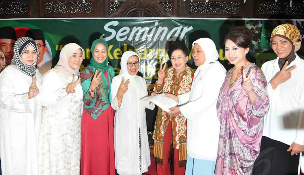 Mufidah Jusuf Kalla bersama beberapa perempuan Nahdatul Ulama (NU) saat mendeklarasikan dukungan terhadap pasangan Jokowi JK (Liputan6.com/Johan Tallo).