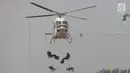 Sejumlah personel anti teror turun dari heli pada simulasi dan latihan mitigasi aksi terorisme untuk pengamanan Asian Games 2018 di JIExpo Kemayoran, Jakarta, Rabu (25/7). Simulasi tersebut diikuti  personel TNI, Polri, dan BNPT. (Merdeka.com/Imam Buhori)