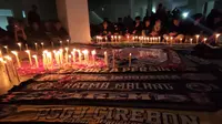 Gabungan suporter klub sepak bola Indonesia di Cirebon gelar doa bersama atas tragedi di Stadion Kanjuruhan Malang. Foto (Liputan6.com / Panji Prayitno)
