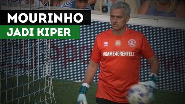 Berita video aksi manajer Manchester United, Jose Mourinho,  saat menjadi kiper pada laga amal.