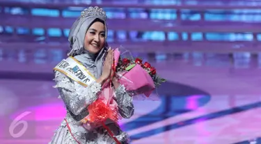 Siti Ashari asal Padang keluar sebagai pemenang Puteri Muslimah Indonesia 2016 dalam malam puncak yang diadakan di Studio 6, Jakarta, Rabu (11/5). Atas kemenangannya, Siti Ashari mendapat hadiah uang tunai sebesar Rp50 juta. (Liputan6.com/Herman Zakharia)