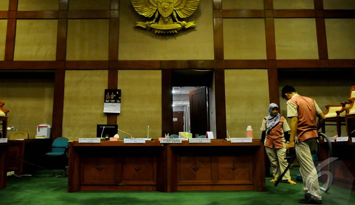 Petugas saat membersihkan karpet di salah satu ruang rapat gedung DPR RI, Kompleks Parlemen Senayan, Jakarta, Rabu (10/12/2014). (Liputan6.com/Andrian M Tunay)