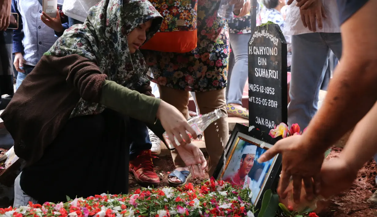 Dari pantuan Bintang.com yang ikut mengantarkan, almarhum mulai dikebumikan sekitar pukul 16.30 WIB. Keluarga dan kerabat banyak yang tak kuasa menahan tangis. Begitu juga para pelawat yang turut mengantarkan. (Adrian Putra/Bintang.com)