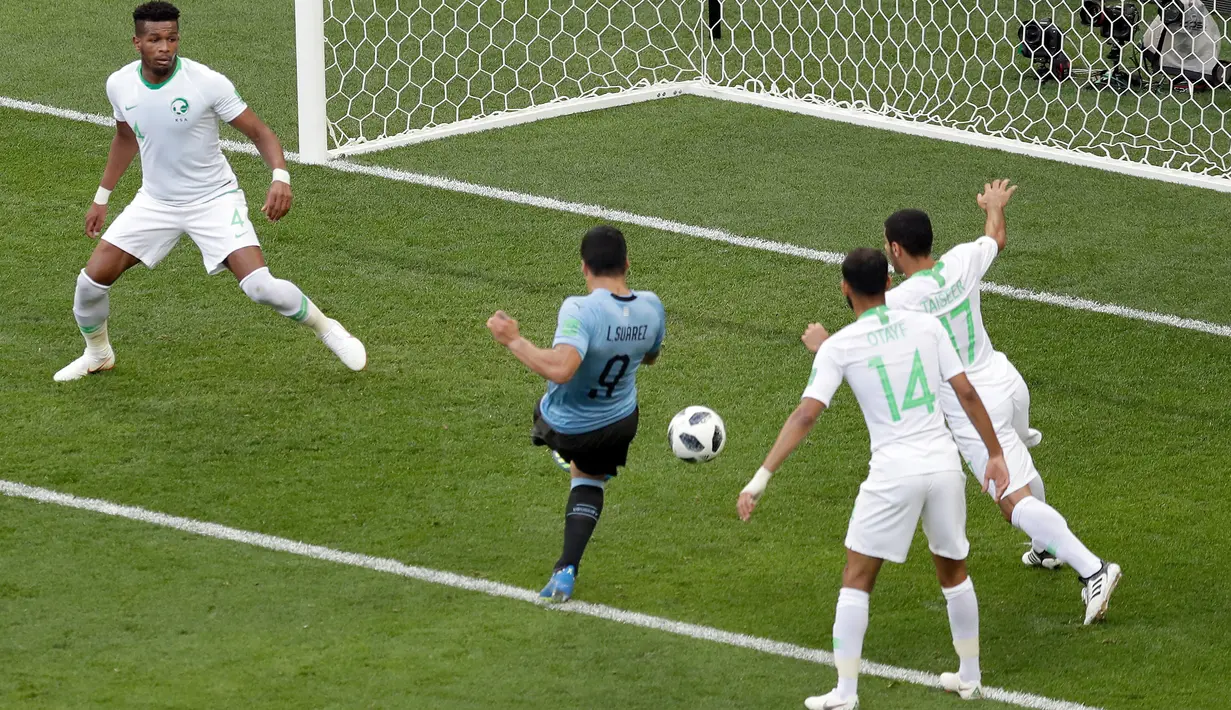 Penyerang Uruguay, Luis Suarez mencetak gol ke gawang Arab Saudi pada pertandingan kedua Grup A di Rostov Arena, Rostov-on-Don, Rabu (20/6). Gol tunggal Suarez memastikan Uruguay lolos ke babak 16 besar Piala Dunia 2018. (AP/Themba Hadebe)
