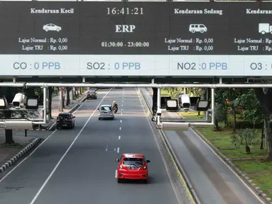 Kendaraan melintas di bawah rambu sistem jalan berbayar atau electronic road pricing ( ERP) di Jalan Merdeka Barat, Jakarta, Kamis (14/2). Meskipun rambu telah dipasang, penerapan ERP hingga saat ini masih terus dikaji. (Liputan6.com/Immanuel Antonius)