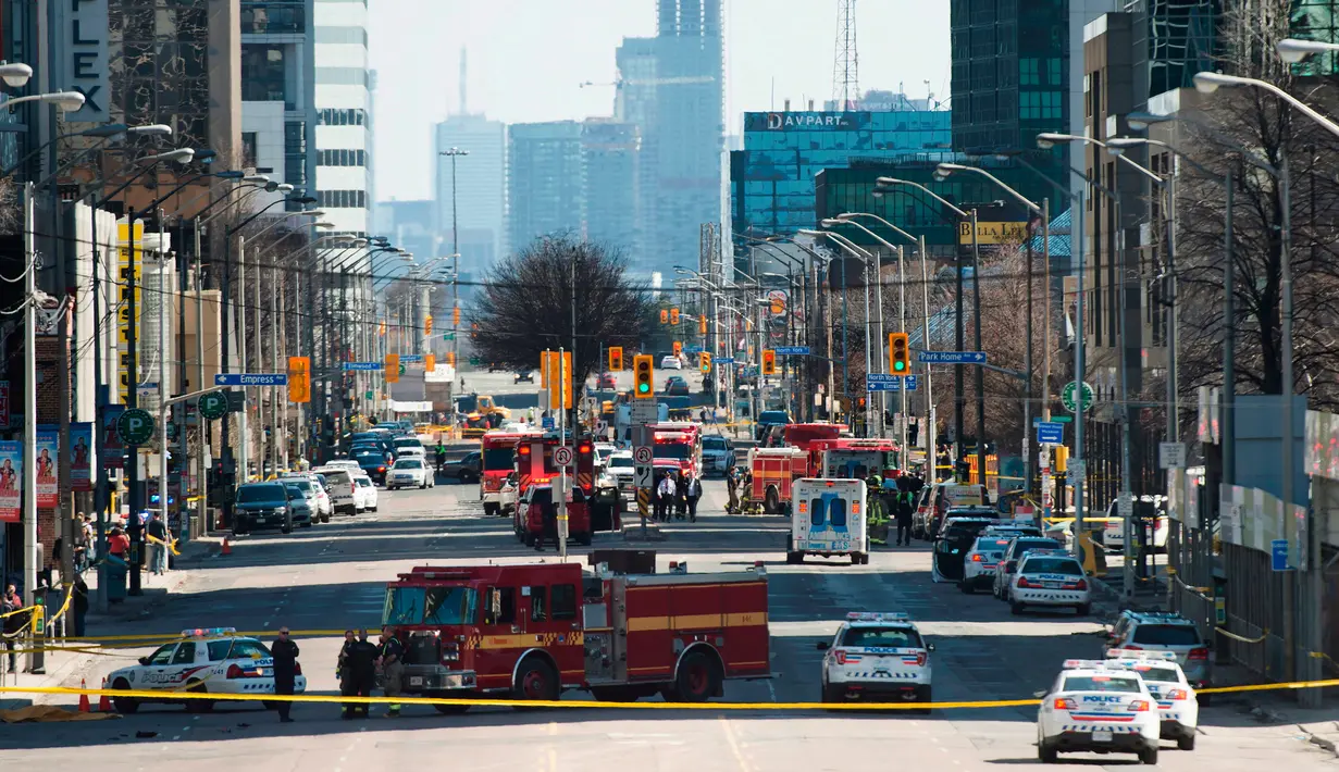 Kendaraan layanan darurat di lokasi sebuah van yang menabrak para pejalan kaki di pinggiran utara Toronto, Kanada, Senin (23/4). Saat itu, kerumunan pekerja kantoran sedang berjalan untuk istirahat makan siang. (Nathan Denette/The Canadian Press via AP)