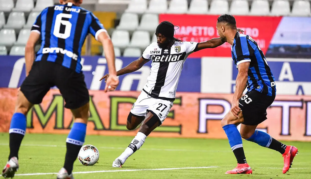 Striker Parma, Gervinho, mencetak gol ke gawang Inter Milan pada laga Serie A di Stadion Ennio Tardini, Minggu (28/6/2020). Inter Milan menang 2-1 atas Parma. (AP/Marco Alpozzi)