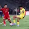 Bek Timnas Indonesia U-23, Alfharezzi Buffon mencoba menahan pegerakan pemain Timnas Malaysia U-23 dalam laga Grup A Piala AFF U-23 2025 di Stadion Utama Gelora Bung Karno Jakarta, Senin (21/7/2025). (Bola.com/Abdul Aziz).