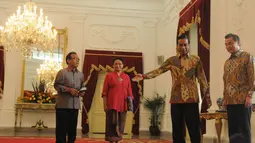 Menlu RI Retno Marsudi (kedua kiri) turut mendampingi Presiden Jokowi saat menerima Menlu Republik Rakyat China di Istana Merdeka, Jakarta, Senin (3/11/2014). (Liputan6.com/Herman Zakharia)