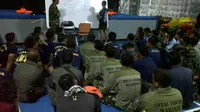 Tim penyelam TNI AL rapat koordinasi mencari pesawat AirAsia QZ8501. (Liputan6.com/Rochmanuddin)