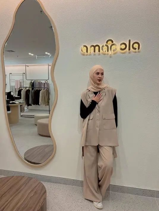 Sebagai seorang model ternama sekaligus entrepreneur, Paula tampil sebagai definisi seorang lady boss dengan gaya yang penuh kelas dan karisma. [@paula.verhoeven].