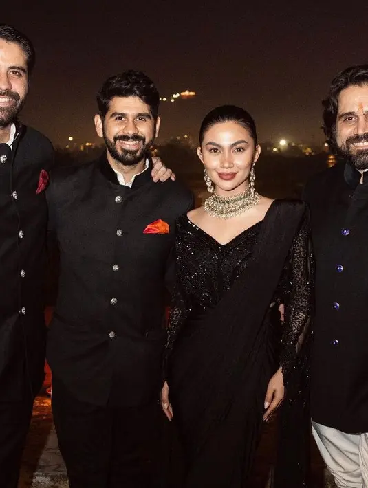 Ia juga menghadiri salah satu acara perhiasaan India, ia tampil elegan dengan atasan lengan panjang brokat berkilau dipadukan selendang dan rok hitam khas perempuan India. [@arieltatum]