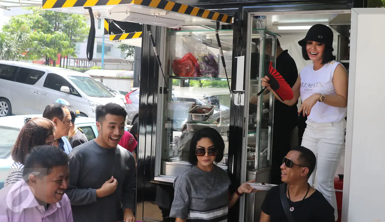 Penyanyi Yuni Shara dan sang adik, Krisdayanti ketika peresmian usaha makanan di kawasan Kemang, Jakarta, Senin (18/4). Yuni dan mantan suami Wanda Hamidah, Chico Hakim, membuka usaha kuliner bersama berkonsep foodtruck. (Liputan6.com/Herman Zakharia)