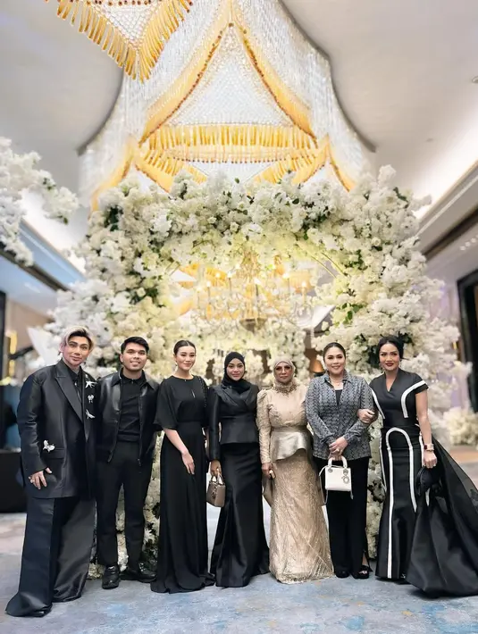 Aaliyah Massaid tampil anggun dalam maxi dress hitam dengan potongan lengan 3/4. Gaya minimalisnya menonjolkan keindahan siluet tubuhnya, memberikan kesan elegan namun tetap sederhana. [@aurelie.hermansyah].