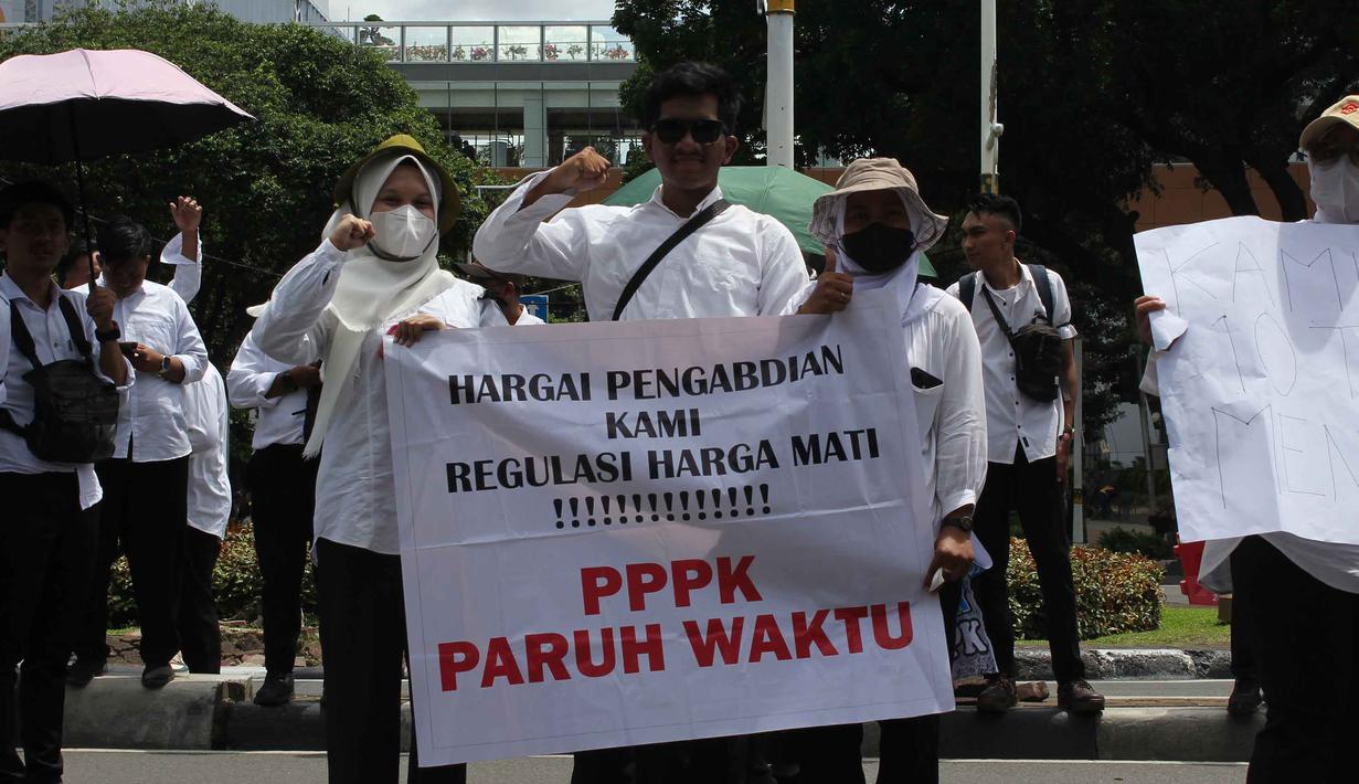 Mereka juga meminta perlakuan yang setara dengan tenaga non-ASN yang terdata dalam database BKN. Tampak dalam foto, massa dari Aliansi Honorer Non Database BKN Gagal Calon Pegawai Negeri Sipil (CPNS) Indonesia saat menggelar Aksi Damai Jilid 2 Nasional di kawasan Silang Selatan Monumen Nasional, Jakarta Pusat, pada Senin (17/11/2025). (merdeka.com/magang/Rendi Saputra)