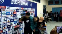 Korban kerusuhan di Stadion Kanjuruhan Malang mendapatkan pertolongan. (Zainul Arifin/Liputan6.com)