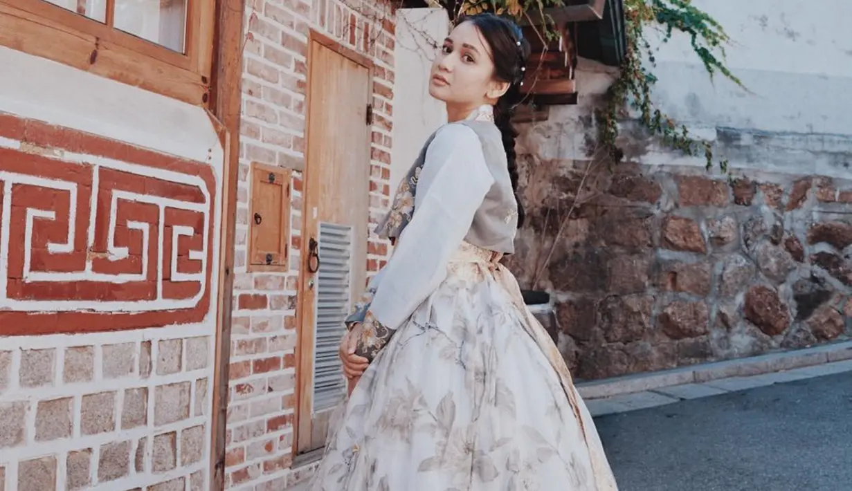 Beberapa waktu lalu, Dea Annisa diketahui bertandang ke Negeri Ginseng untuk berlibur. Di sana, Ia menjajal Hanbok alias pakaian tradisional Korea. Dalam foto yang diunggah di Instagram, rambut Dea juga didandani mirip dengan wanita di kerajaan Korea zaman dahulu kala. (Liputan6.com/IG/@deaaannisa)