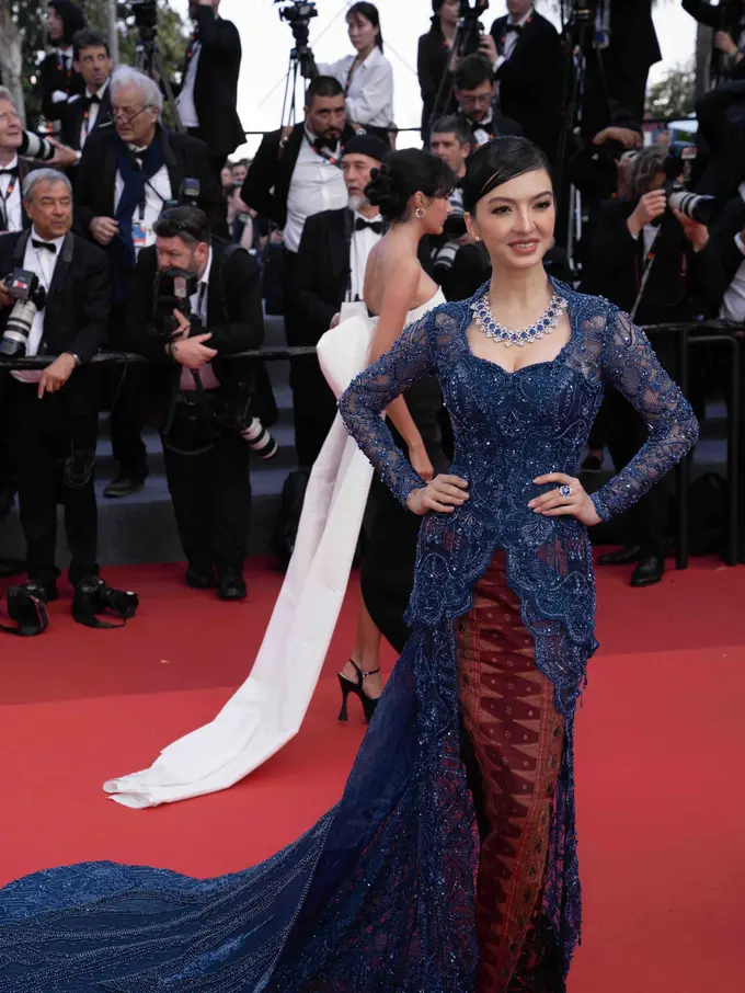 Detail Kebaya Biru Raline Shah yang Sukses Curi Perhatian Dunia di Festival Film Cannes 2023