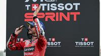 Pecco Bagnaia saat finis ketiga pada Sprint Race MotoGP Thailand 2025. (Lillian SUWANRUMPHA / AFP)