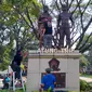 Para seniman&nbsp;dan pegiat cagar budaya memperbaiki Monumen Pahlawan TRIP di Kota Malang. Monumen untuk&nbsp;mengenang gugurnya 35 pahlawan TRIP saat Agresi Militer Belanda I ini sempat jadi sasaran aksi vandalisme (Liputan6.com/Zainul Arifin)&nbsp;&nbsp;&nbsp;