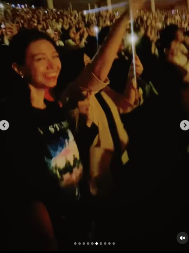 6 Potret Keseruan Yuki Kato Temani Sang Ibunda Nonton Konser Westlife