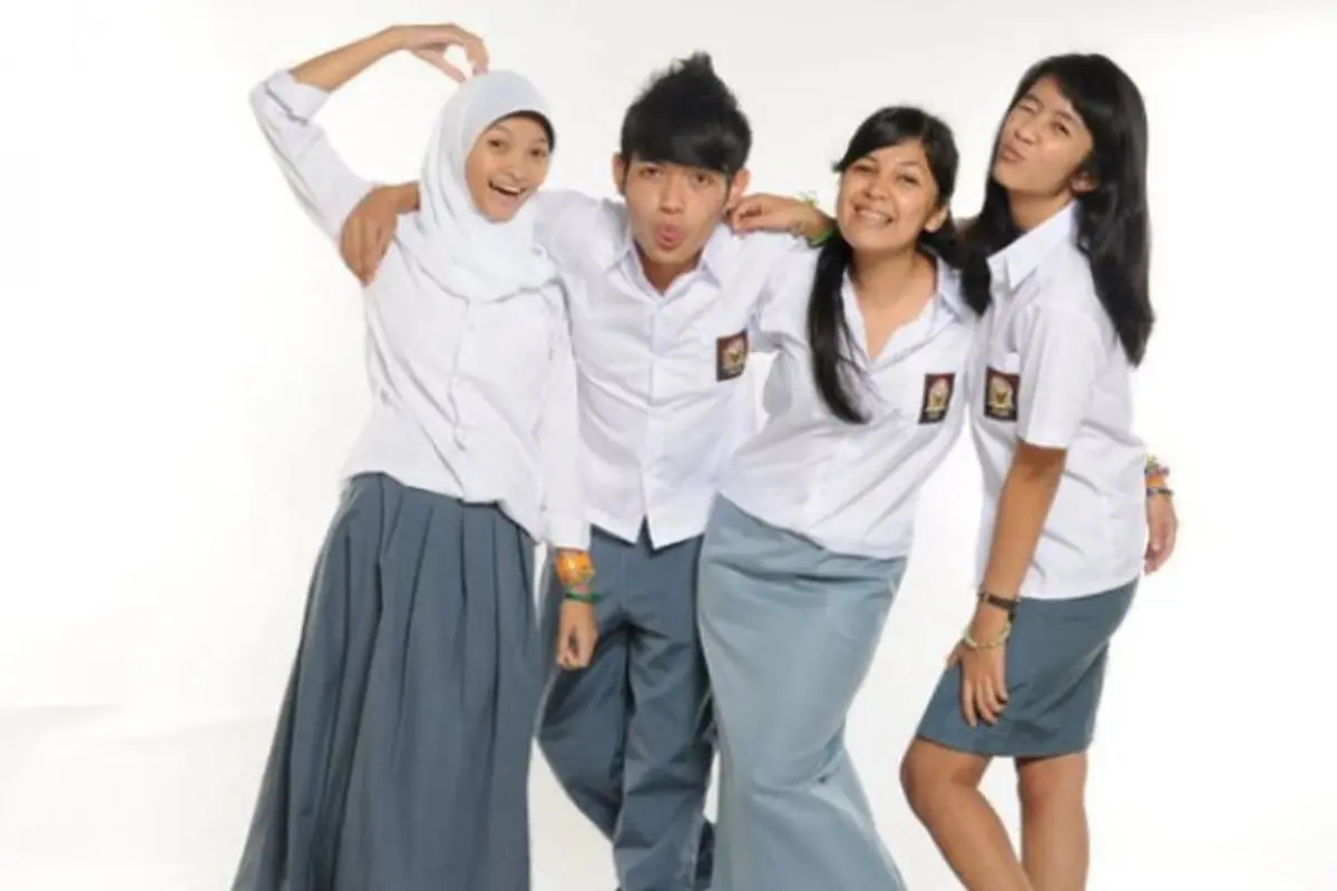 3 Gaya Andalan Anak SMA Ketika Memakai Seragam 