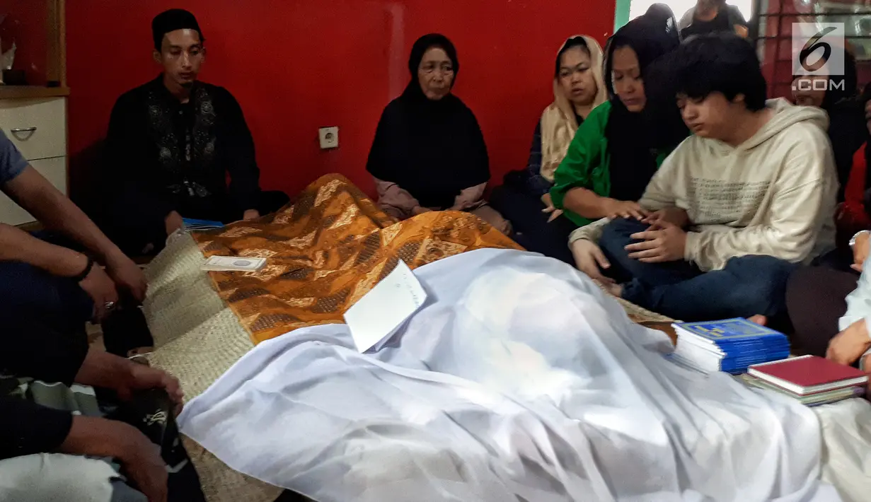 Kesedihan keluarga dan kerabat saat jenazah gitaris dan vokalis band Koes Plus, Yon Koeswoyo disemayamkan di rumah duka kawasan Pamulang, Jumat (5/1). Yon Koeswoyo sempat beberapa kali dirawat di rumah sakit sebelum meninggal. (Liputan6.com/Fery Pradolo)