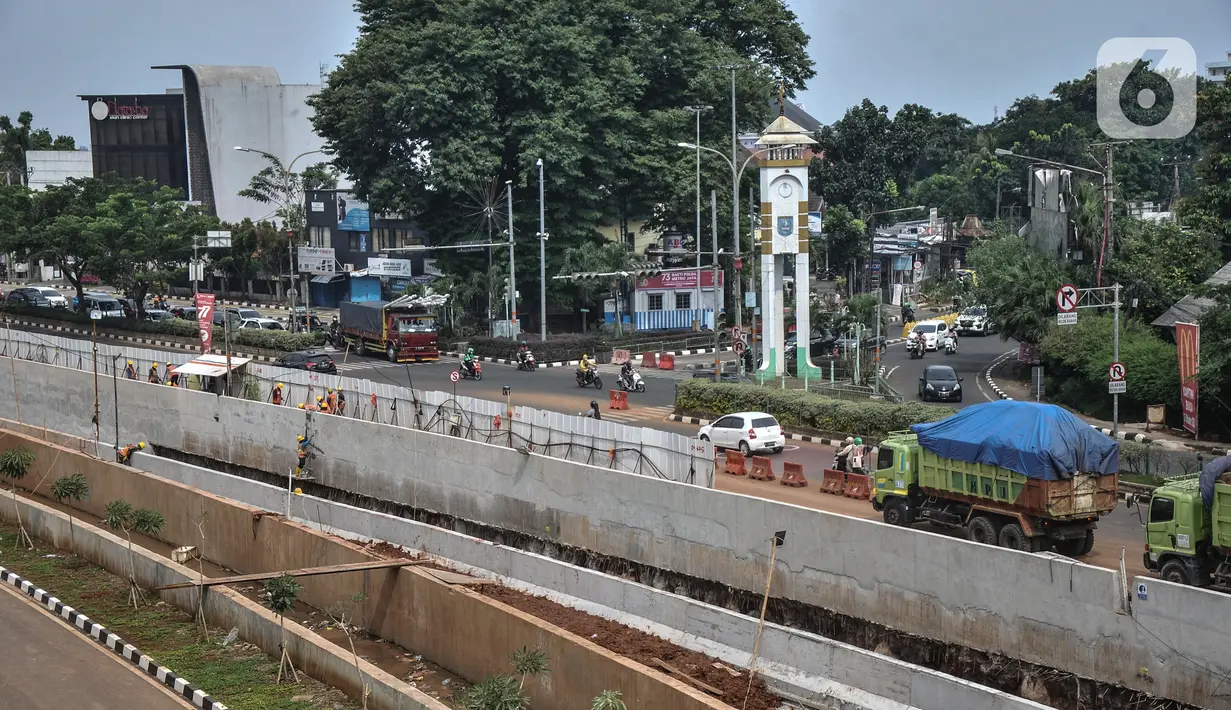 Aktivitas pekerja saat menyelesaikan proyek pembangunan lintas bawah atau underpass di Jalan Dewi Sartika, Depok, Jawa Barat, Minggu (27/11/2022). Proyek pembangunan underpass yang melintang dari arah Dewi Sartika ke Jalan Margonda Raya itu terus dikebut dan saat ini sudah mencapai 75 persen. (merdeka.com/Iqbal S. Nugroho)