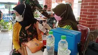 Warga Bawean Serbu Vaksinasi TNI AL Koarmada II
