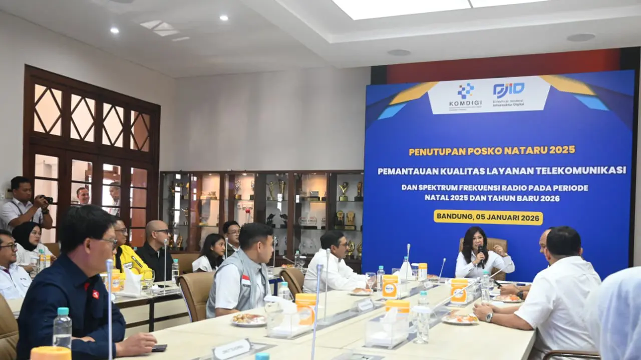 Menkomdigi Meutya Hafid dalam acara penutupan Posko Bersama Pemantauan Kualitas Layanan Telekomunikasi di Bandung, Senin (5/1/2026). Credit: Komdigi