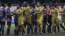 Para pemain Bhayangkara FC bersalaman dengan para pemain PSBL Langsa pada Piala Indonesia 2018 di Stadion PTIK, Jakarta, Jumat (1/2). Bhayangkara menang 4-3 atas PSBL. (Bola.com/Yoppy Renato)