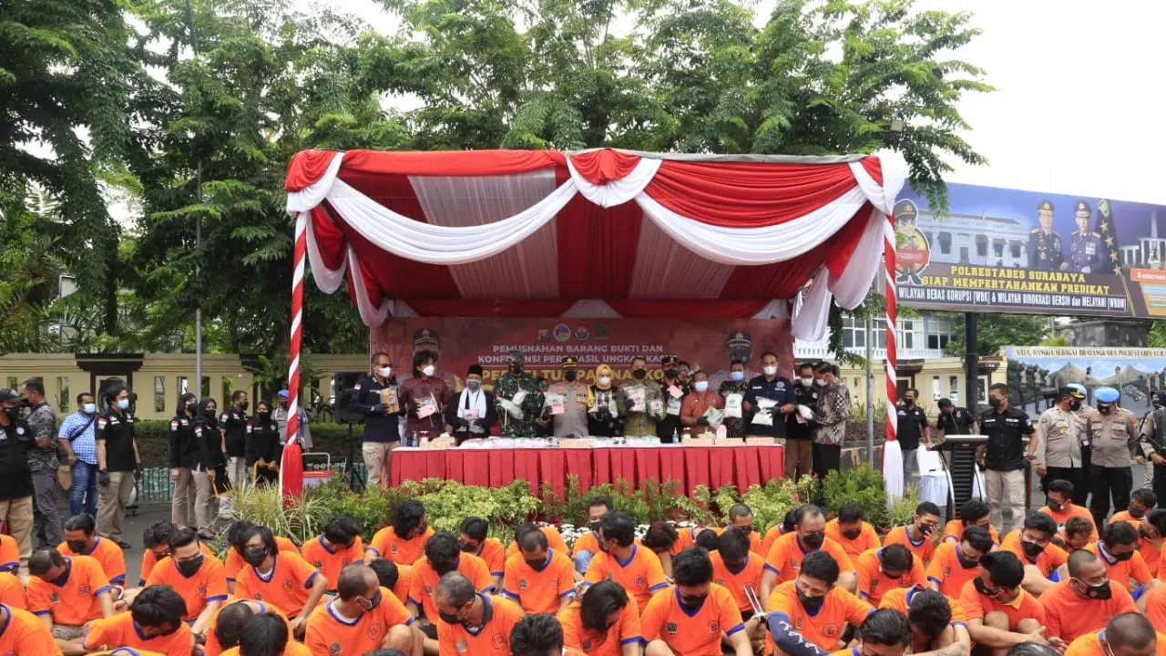 Para tersangka narkoba di Polrestabes Surabaya. (Dian Kurniawan/Liputan6.com)