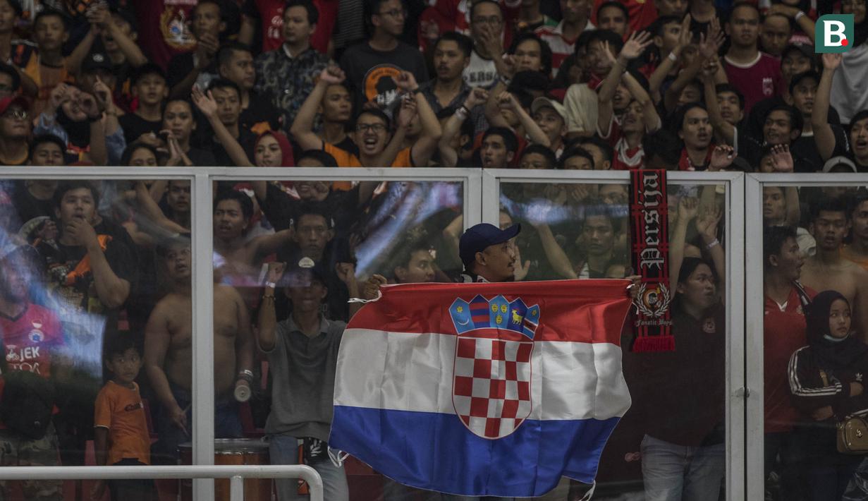 Suporter Persija Jakarta, The Jakmania, membawa bendera negara asal Marko Simic, Kroasia, saat melawan Bali United pada final Piala Presiden di SUGBK, Jakarta, Sabtu (17/2/2018). Persija menang 3-0 atas Bali United. (Bola.com/Vitalis Yogi Trisna)