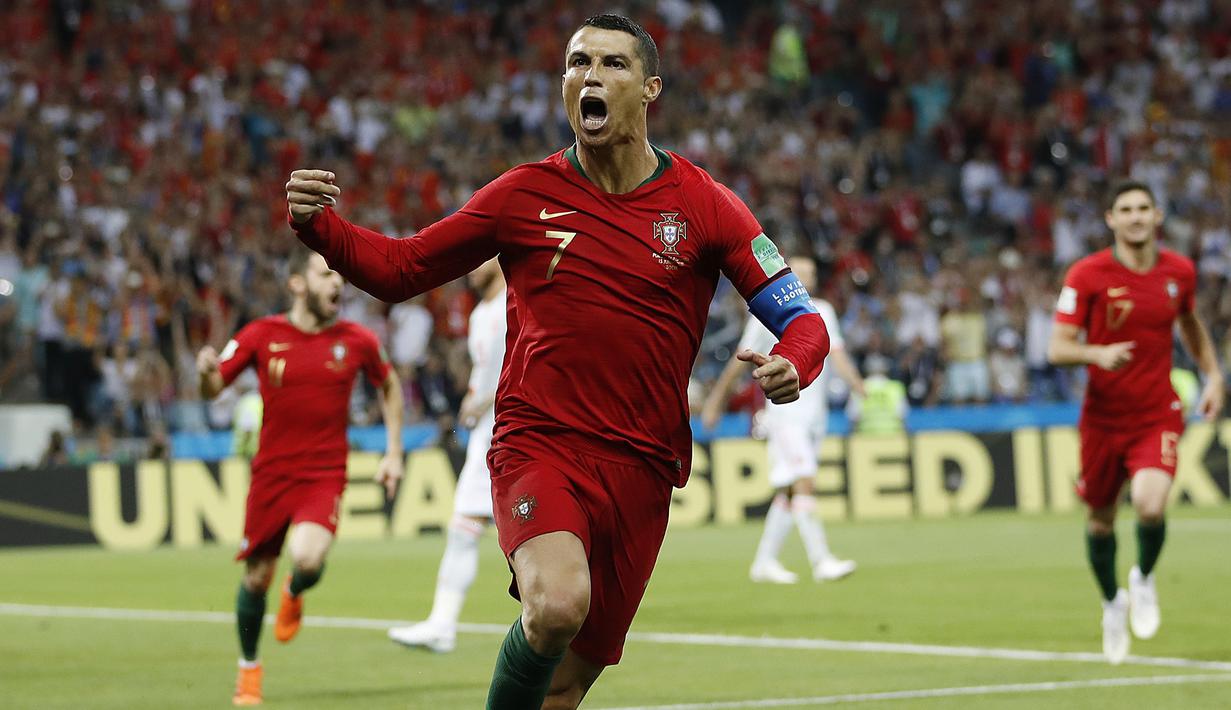 Bintang Portugal, Cristiano Ronaldo, merayakan gol yang dicetaknya ke gawang Spanyol pada laga Grup B Piala Dunia di Stadion Fisht, Sochi, Jumat (15/6/2018). CR 7 pencetak hattrick perdana Piala Dunia 2018. (AP/Francisco Seco)
