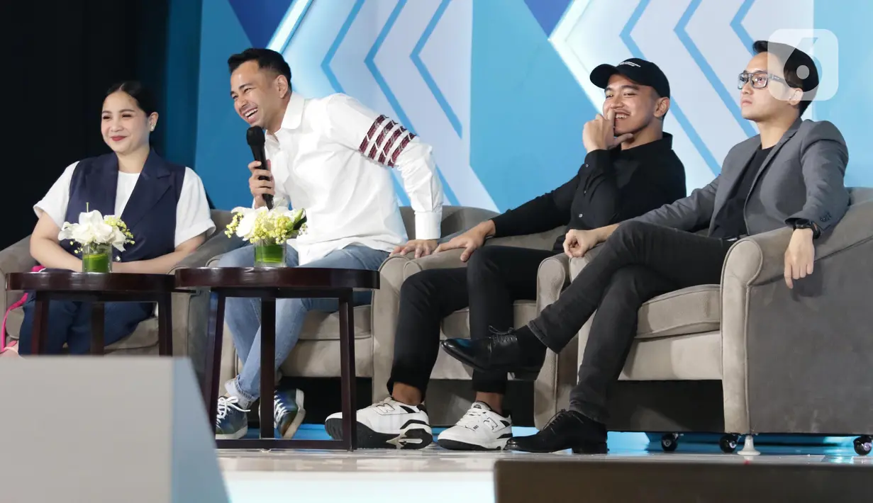 Founder RANS Entertainment Raffi Ahmad (kedua kiri) saat peluncuran RansVerse di Jakarta, Jumat (1/4/2022). RANS Entertainment bersama Co-Founder & Chairman of VCGamers Wafa Taftazani memperkenalkan bisnis metaverse yang diberi nama RansVerse. (Liputan6.com/Helmi Fithriansyah)