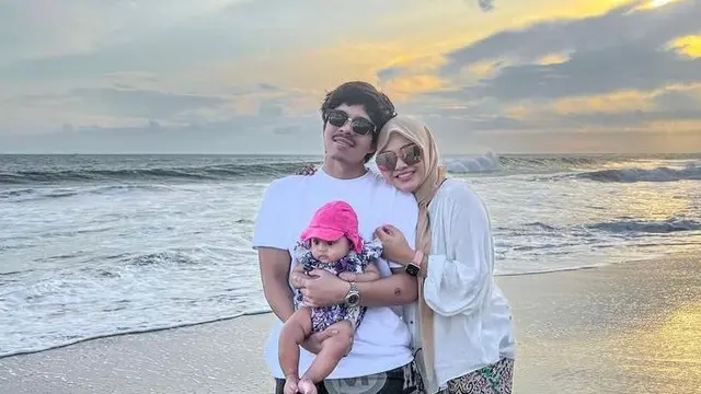 6 Potret Gaya Kompak Atta Halilintar dan Aurel Hermansyah Liburan di Bali, Perdana Ajak Ameena ke Pantai