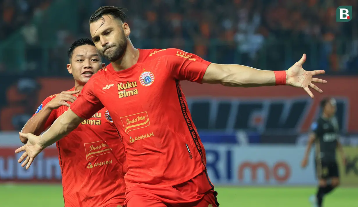 <p>Pemain Persija Jakarta, Marko Simic melakukan selebrasi setelah mencetak gol kedua timnya ke gawang Bhayangkara Presisi pada laga pekan ketiga BRI Liga 1 2023/2024 di Stadion Patriot Candrabhaga, Bekasi, Minggu (16/7/2023). Persija menang dengan skor 4-1. (Bola.com/M Iqbal Ichsan)</p>