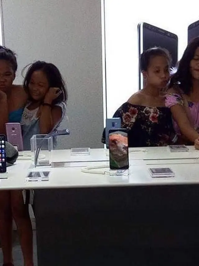6 Aksi Nyeleneh Bocah saat di Counter HP, Seenaknya Sendiri