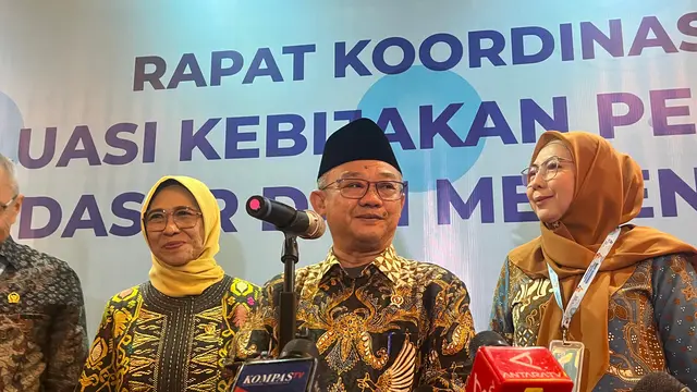 Menteri Pendidikan Dasar dan Menengah (Mendikdasmen) Abdul Mu'ti usai pembukaan Rapat Koordinasi Evaluasi Kebijakan Pendidikan Dasar dan Menengah di Jakarta Selatan, Senin (11/11/2024).