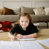 Perkembangan genggaman pensil merupakan proses bertahap yang akan berkembang. Credits: pexels.com by Yan Krukov