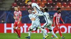 Striker Chelsea, Olivier Giroud, melakukan selebrasi usai mencetak gol ke gawang Atletico Madrid pada laga Liga Champions di Arena Nationala, Rumania, Rabu (24/02/2021). Chelsea menang dengan skor 1-0. (AFP/Daniel Mihalescu)