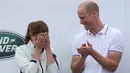 Kate Middleton dan Pangeran William berpartisipasi dalam perlombaan perahu King's Cup Regatta di Cowes, lepas pantai selatan Inggris pada 8 Agustus 2019. Pasangan ini tidak hanya menghadiri dan menonton balapan dari jauh, mereka berlayar sendiri dan bersaing satu sama lain. (AP Photo)