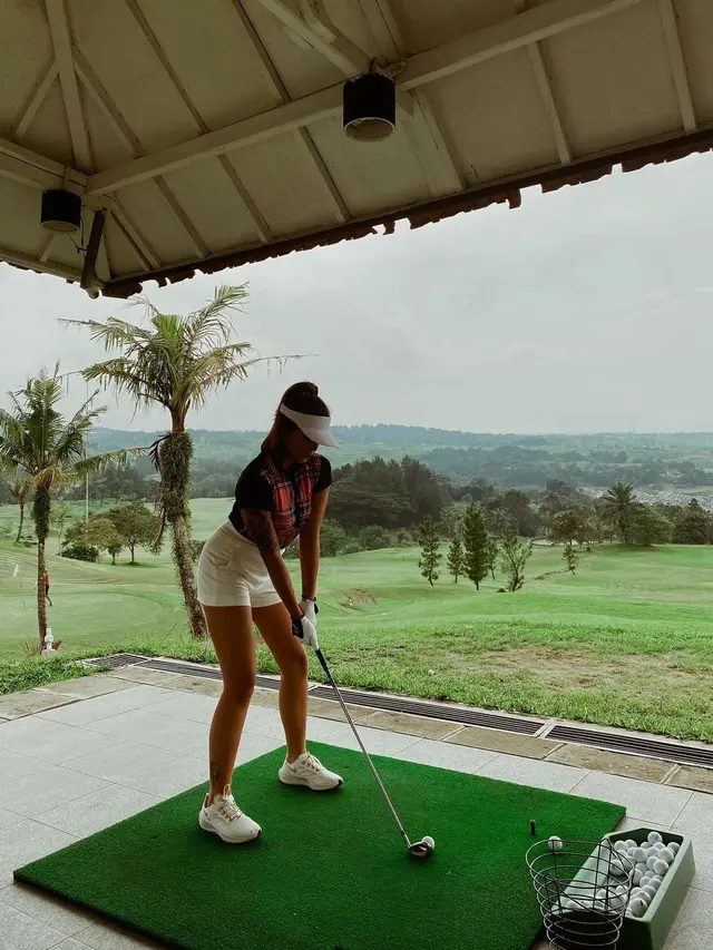 Gaya Sporty Awkarin Saat Main Golf, Curi Perhatian. (Sumber: Instagram/awkarin)