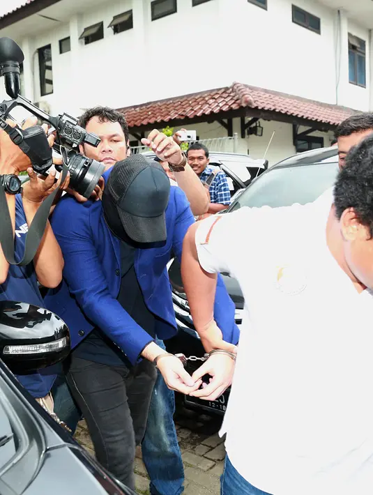 Setelah resmi dinyatakan tersangka, anak raja dangdut Rhoma Irama, Ridho Rhoma menjalani pemeriksaan di laburatorium BNN. Tangan diborgol, siang Ridho di bawa dari Polres Jakarta Barat. (Nurwahyunan/Bintang.com)